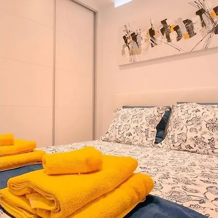 Air Conditioned 2 Bedroom Poolside Free Wifi Tv Package Includes Uk And European Channels Free On Street Parking Bright And Modern With Fridge Freezer And Washing Machine Lejlighed