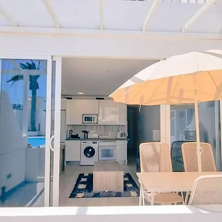 Air Conditioned 2 Bedroom Poolside Free Wifi Tv Package Includes Uk And European Channels Free On Street Parking Bright And Modern With Fridge Freezer And Washing Machine Lejlighed