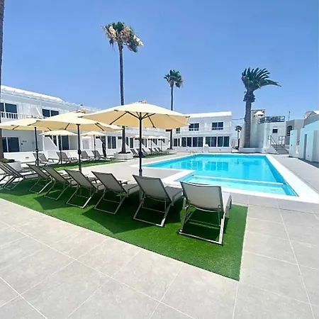 Апартаменты Air Conditioned 2 Bedroom Poolside Free Wifi Tv Package Includes Uk And European Channels Free On Street Parking Bright And Modern With Fridge Freezer And Washing Machine Пуэрто дель Кармен