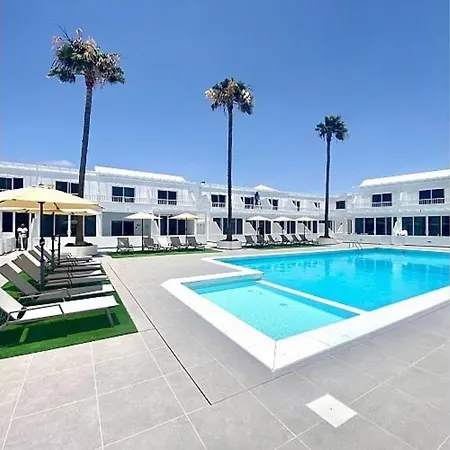 Air Conditioned 2 Bedroom Poolside Free Wifi Tv Package Includes Uk And European Channels Free On Street Parking Bright And Modern With Fridge Freezer And Washing Machine * Puerto del Carmen (Lanzarote)
