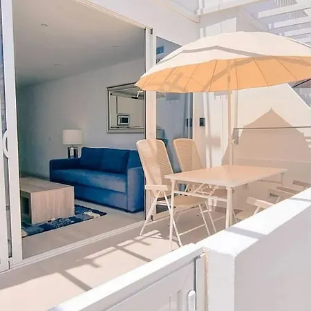 Апартаменты Air Conditioned 2 Bedroom Poolside Free Wifi Tv Package Includes Uk And European Channels Free On Street Parking Bright And Modern With Fridge Freezer And Washing Machine